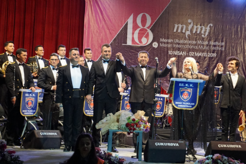 Deniz Kuvvetleri Komutanlığı Orkestrası Mersin?in kalbini çaldı