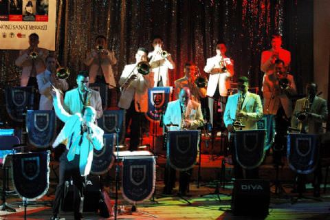 Festival Coşkusu Mersin Sokaklarında