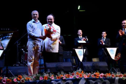 Hakan Aysev ve Mersin Büyükşehir Belediyesi Kent Orkestrası