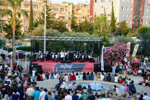 Hakan Aysev ve Mersin Büyükşehir Belediyesi Kent Orkestrası