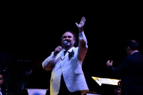 Hakan Aysev ve Mersin Büyükşehir Belediyesi Kent Orkestrası
