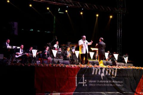 Hakan Aysev ve Mersin Büyükşehir Belediyesi Kent Orkestrası