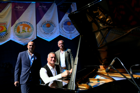 Kerem Görsev Trio Konseri