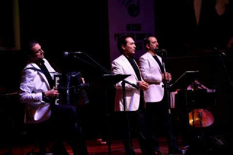 Üç Tenor, Hakkari ve Mersinli çocukları aynı sahnede buluşturarak 23 Nisan öncesi onlara bayram yaşattı
