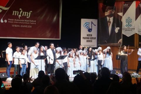 Üç Tenor, Hakkari ve Mersinli çocukları aynı sahnede buluşturarak 23 Nisan öncesi onlara bayram yaşattı
