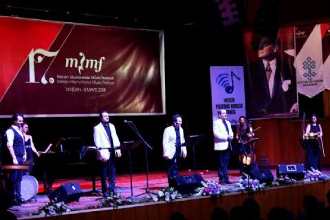 Üç Tenor, Hakkari ve Mersinli çocukları aynı sahnede buluşturarak 23 Nisan öncesi onlara bayram yaşattı