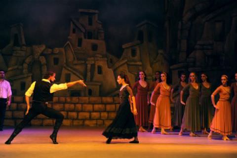 Zorba, Mersin Prömiyerinde Büyüledi